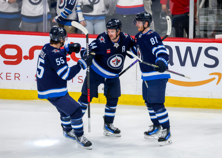 Jets Win 10th Straight Against Sharks